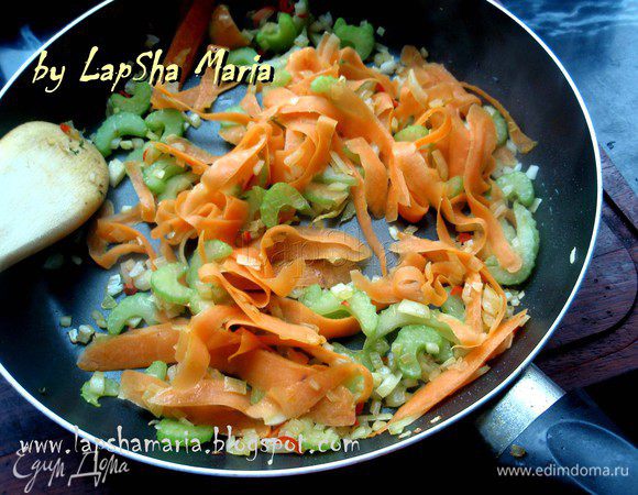 Обжарить на сковороде 3 минуты с добавлением оливкового масла. Затем добавить морковь нарезанную очень тонко и обжаривать все вместе ещё 3 минуты.