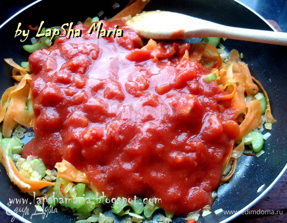 Теперь добавим томаты вместе с соком, уменьшим огонь до среднего и потушим минут 10. 