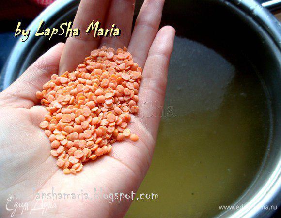 Отварим бульон овощной или мясной, обязательно процедим его, чтобы он был красивый и прозрачный. Добавим чечевицу и томатно-овощную смесь. 