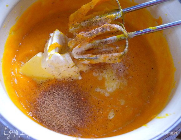 Взбить яйца с сахаром, добавить подавленную или протертую мякоть тыквы (уже отваренную или запеченную). Добавить размягченное сливочное масло.
Потереть половинку мускатного ореха, корицу. Взбить. 