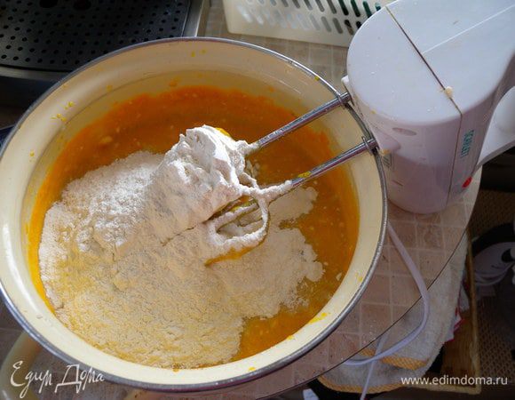 Добавить муку (+ розрыхлитель), так, чтобы тесто было как для кекса. Все зависит от того, насколько у вас водянистая тыква. Если вы ее запекали, муки потребуется меньше.  Взбить. 