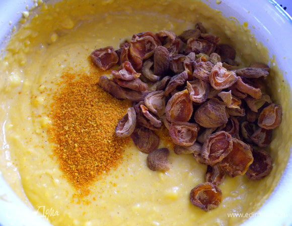 Добавить абрикос и цедру. Перемешать ложкой. 