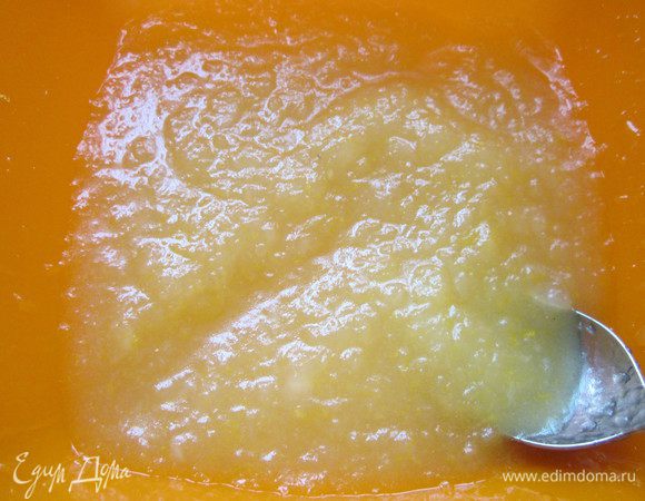 Масло, сахар, пюре, цедру и сок хорошо перемешать.
В другой миске соединить две муки и соду.