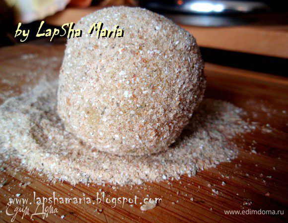 Обвалять в панировке. Я использую свою пряную панировку, которая состоит из:
- 3 ст.л. сухарей
- 3 ст.л хлопьев 4 злака
- 1 ст.л. отрубей
- 0,5 ч.л. соли
- 1 ч.л. орегано сушенного
- 1 ч.л. базилика сушенного
- 1 ч.л. тимьяна сушенного (всё измельчить в блендере или кофемолке)