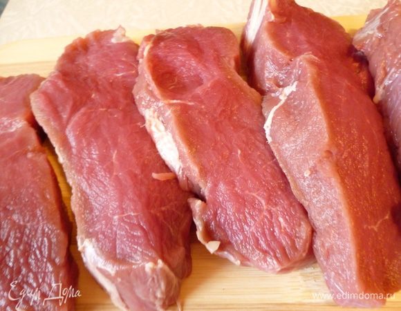 Мясо нарежем на порционные куски(не очень мелко).Я эти куски еще разрезала пополам.