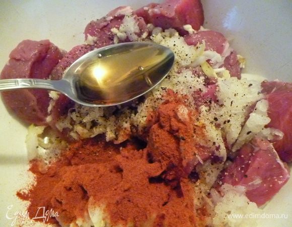 Выкладываем мясо в миску.Добавляем к нему натертую на крупной терке половину луковицы,мелко нарубленный чеснок,паприку,горчицу,слегка посолить и поперчить,добавить коньяк и хорошо помять руками(как тесто) в течении 5минут.Добавить поломанный на кусочки лавровый лист,перемешать.Убираем в холодильник на 2-3часа.А лучше всего приготовить с вечера и дать мясу промариноваться ночь.Оно тогда будет очень нежным и мягким.