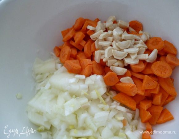 Луковицу нарезать мелким кубиком,морковь и корень петрушки пластинками.
