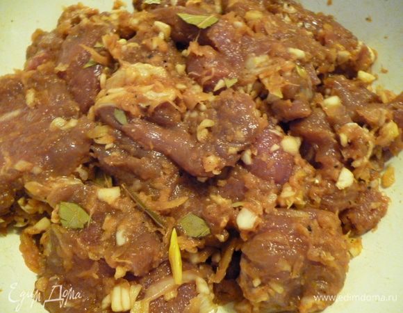 Достать мясо из холодильника и обжарить по пару минут с двух сторон на растительном масле(оно должно поменять цвет,).Это делается для того,что бы выпарился алкоголь.