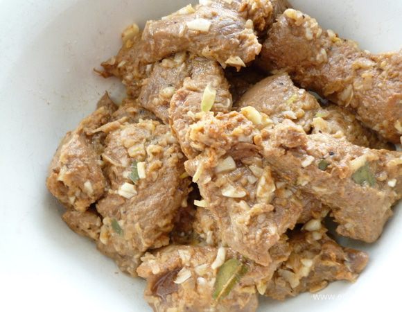 Мясо выкладываем в отдельную посуду,а в сковородку кладем лук и морковь с петрушкой и обжариваем до прозрачности.Это придаст жаркому аромат и красивый цвет.Вот такое мясо после обжаривания.