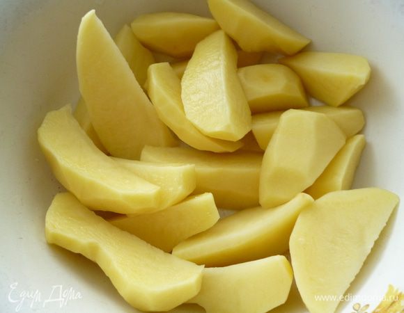 Картофель почистить и нарезать крупными дольками.