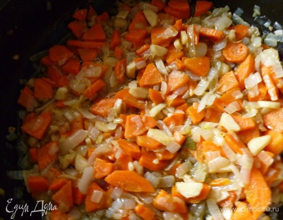 На дно горшочка выкладываем слой обжаренных овощей,затем слой мяса,слой картофеля,слегка посолить и поперчить,зелень и затем опять зажарка,мясо,картофель и так все остальное.