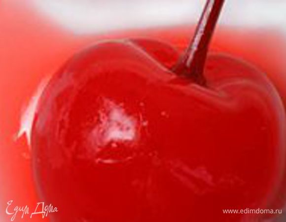 Разогреть духовку до 220гр. Застелить противни бумагой для выпечки.
Поскольку это действие необязательно показывать, я вам покажу как выглядит коктейльная вишня,которая наверняка у вас продается на в м-нах в секции выпечки обычно она идет в стекл. таре небольшого размера на 400гр. примерно,бывает она и зеленого цвета.