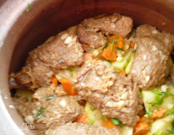 Теперь наливаем воду.Уровень жидкости должен быть на два пальца ниже уровня картофеля.Закрываем крышкой и ставим в холодную духовку.Зажигаем огонь и оставляем жаркое томиться в течении 2часов при температуре 160 -170градусов.Приятного вам аппетита!:)