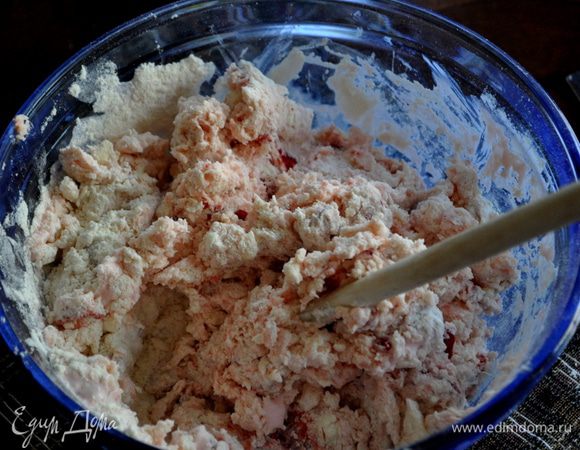 Добавить в сухую смесь вишню порезанную на части, затем жидкий  крем  и все перемешать.Тесто должно быть липким.