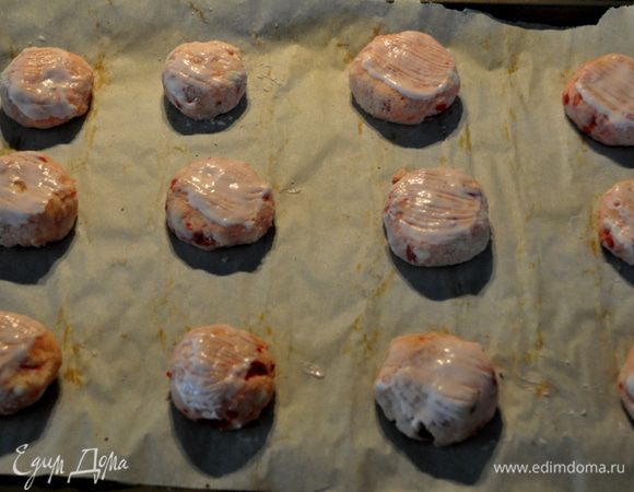 Руки слегка припудрить мукой и ложкой или рукой отщипывать небольшие кусочки скатывать в шарики и придавливать слегка или использовать форму квадратную для сконов.Выкладывать на противень и смазать сверху сливками/1 стол.л / кисточкой.