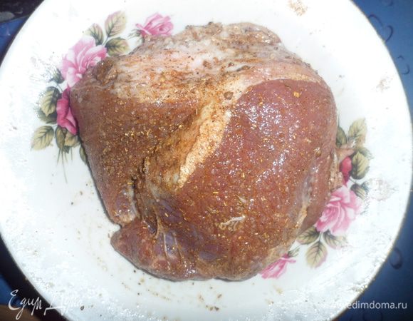 Мясо моем, натираем солью и специями и оставляем мариновать на 20-30 минут.