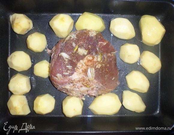 Противень смазать растительным маслом, выложить мясо и картофель. Картофель смазать майонезом. И поставить в духовку на 1,5 часа.