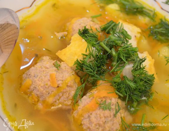 Рисовые кубики: Рис отварить , откинуть на сито или дуршлаг, дать стечь воде. Добавить яйца, соль, черный молотый перец и перемешать. Выложить смазанную маслом м обсыпанную панировочными сухарями  форму. Поверхность разравнять и посыпать тертым сыром. Выпекать в нагретой до 200 градусов духовке 20 – 25 минут. Слегка охладить, нарезать, разложить в тарелки и залить супом. МИР ВАМ!