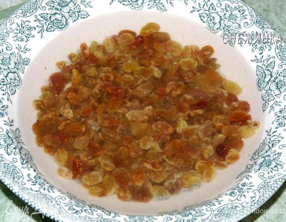 Изюм замочить в кипятке на пару минут, слить, обсушить.