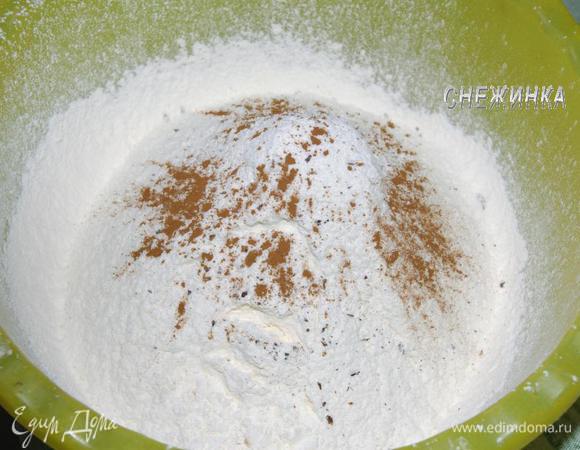 Муку просеять в миску вместе с пряностями. У меня не было молотой гвоздики, я взяла 3 сухих бутончика гвоздики и измельчила толкушкой.