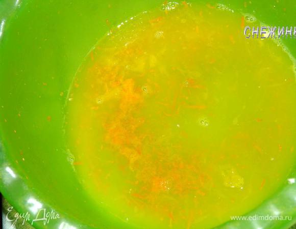 В миску, в которой будем замешивать тесто, снимаем цедру с одного апельсина. Затем выдавливаем сок двух апельсинов. Я давила руками, получилось такое количество.