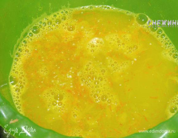 Теперь добавляем минеральную воду и разрыхлитель. Перемешиваем. Жидкость будет пениться по началу, не долго. 