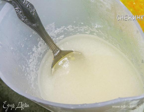 Растительное масло немного взбиваем с сахаром.