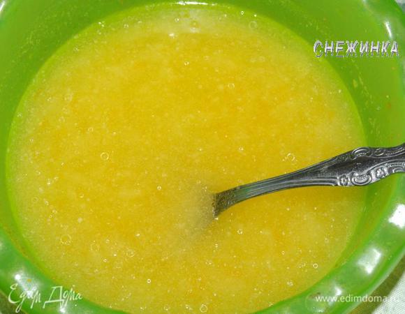 Добавляем к жидким ингредиентам, перемешиваем.