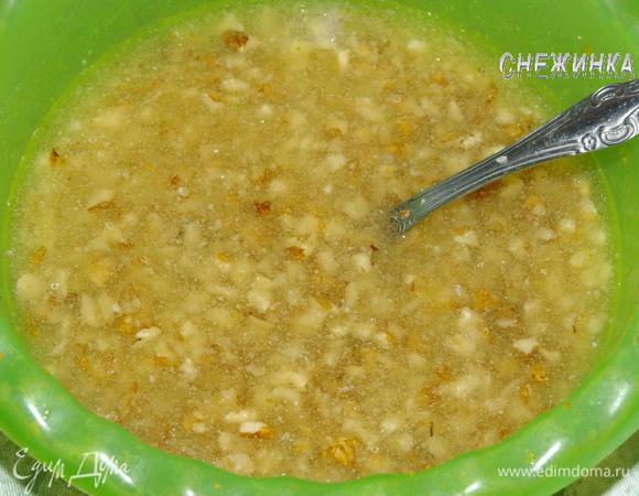 Теперь подмешиваем изюм и орехи.