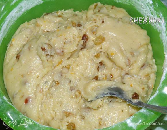 Постепенно подсыпаем муку и вымешиваем тесто. 