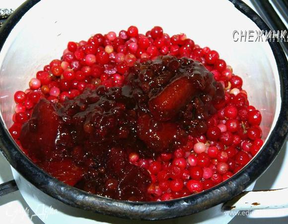 Приготовим крем. У меня была мороженая брусника, я ее немного разморозила. Кладем бруснику в кастрюльку или сотейник. Теперь надо добавить что-то для сладости. Можно положить сахар по вкусу. Так как у меня есть брусничное варенье, я добавила его.