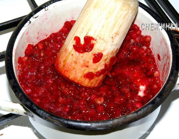 Ставим на огонь. Я немного потолкла ягоды толкушкой, чтобы они пустили сок. Варим ягоды 5 минут.