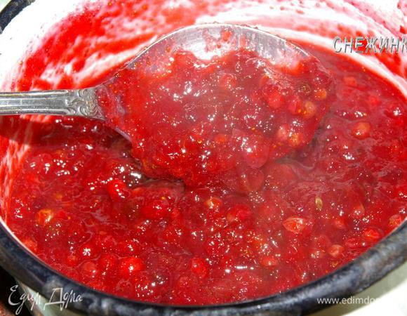 Добавляем манку и варим еще 3-5 минут. Оставляем остужаться.