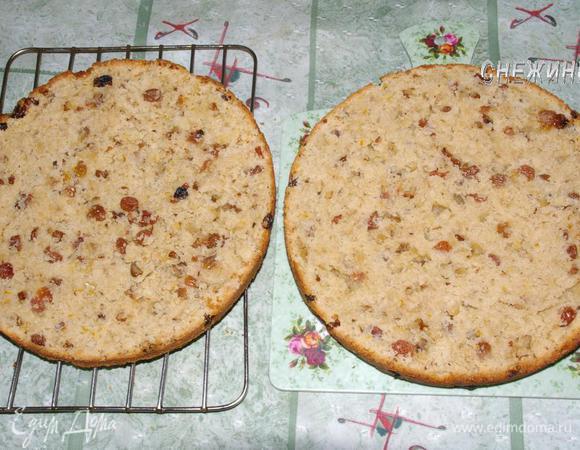 Готовый корж разрезать на два. Я делала это, когда он еще был немного теплым.