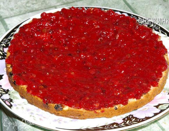 Нижний корж кладем на блюдо, смазываем кремом, оставив немного на смазывание боков торта.