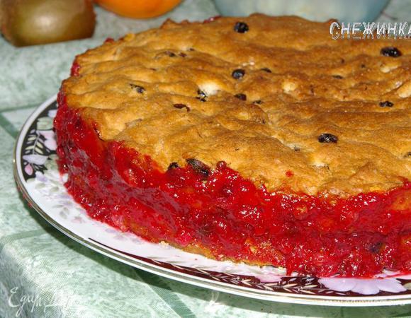 Накрываем верхним коржом и аккуратно смазываем бока торта оставшимся кремом.