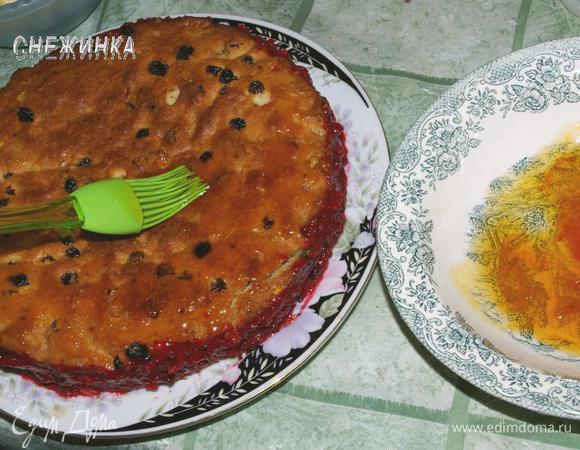 Теперь смазываем верх абрикосовым вареньем. Оно было густовато, я немного прогрела его.