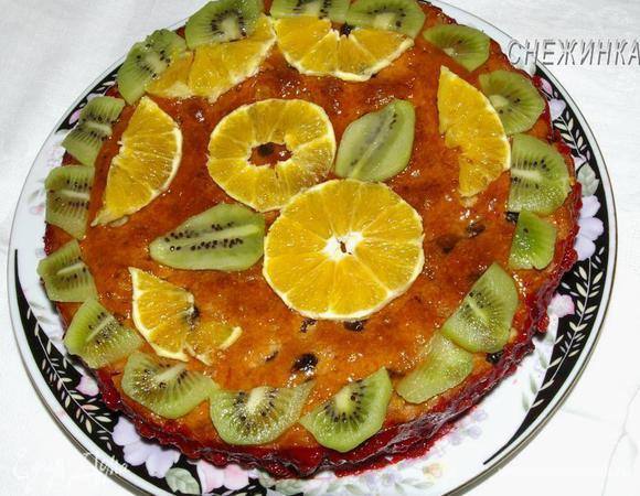 Из них формируем восьмерку. Из киви вырезала два листочка, уложила возле восьмерки. По краю –  бортик из киви, и половинки колечек апельсина.