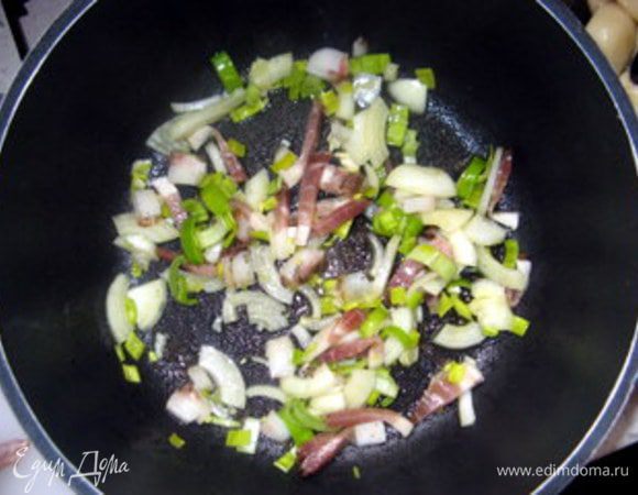 В большой жаровне обжарить  нашинкованный лук, сельдерей и кубики грудинки.