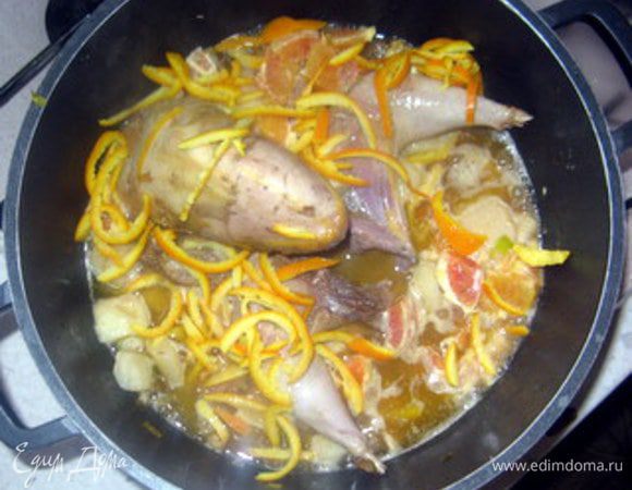 К обжаренному фазану добавить апельсины и груши.

Выложить на фазана ошпаренную кожуру апельсина, влить стакан вина, 2 половника бульона, посолить, поперчить, накрыть крышкой и тушить около 3 часов на слабом огне.
