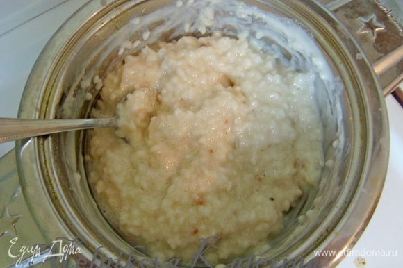 Залить рис молоком, добавить сахар, ванильный сахар и сливочное масло. Сварить рис, чтобы он был разваренный.