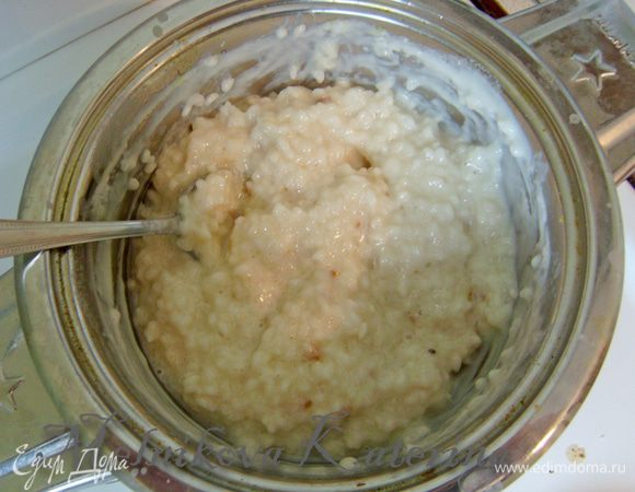 Залить рис молоком, добавить сахар, ванильный сахар и сливочное масло. Сварить рис, чтобы он был разваренный. 