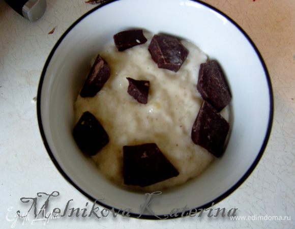 Смазать формочки в виде конуса сливочным маслом. Выложить на дно немного риса, затем выложить кусочки шоколада. На шоколад выложить еще слой риса. В зависимости от высоты формочек можно выложить несколько слоев шоколада. В результате формочка должна быть заполнена на 2/3.