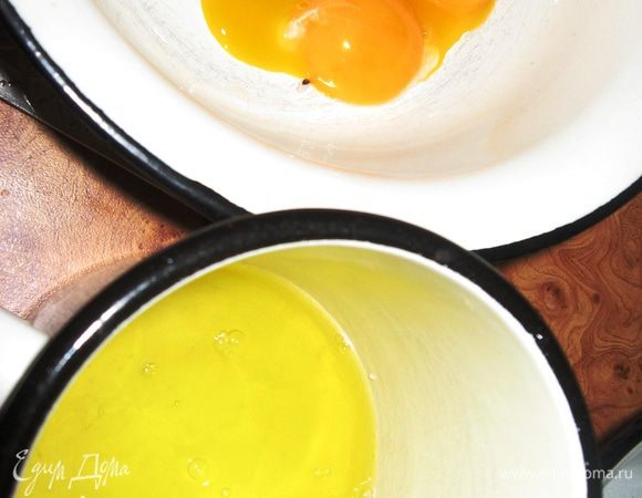 Готовим тесто. Белки отделяем от желтков. 