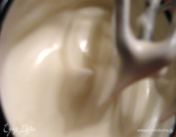 Белки взбиваем до устойчивых пиков с  половиной нормы сахарной пудры и ванильным сахаром. 