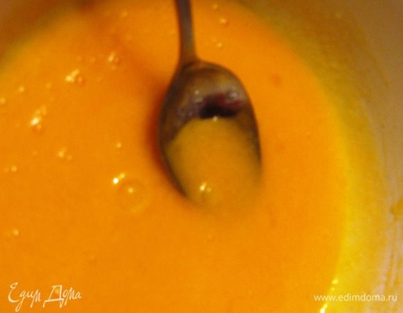 Желтки растираем с оставшейся пудрой. 