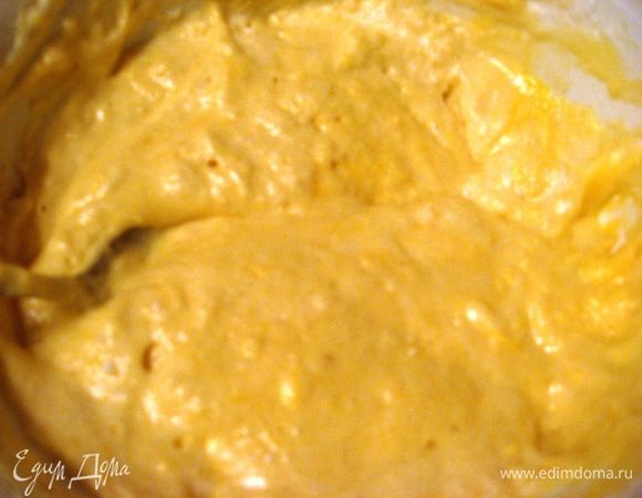 Поочередно вводим белки с мукой к растертым желткам, аккуратно размешиваем. В конце добавляем растопленное масло. 