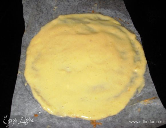 Тесто делим на 6 частей. На пергаменте рисуем круг диаметром 20 см. Выкладываем тесто. Лопаточкой разравниваем. 