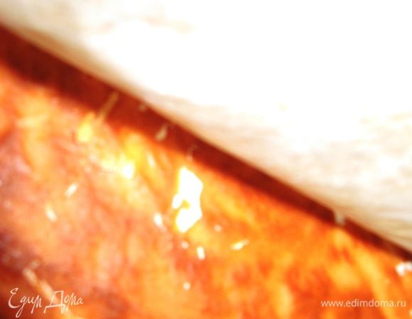 Отделяем пергамент от коржей. ВНИМАНИЕ, не коржи от пергамента, а пергамент от коржей, чтобы не поломались.