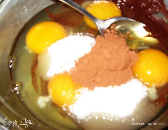 Яйца, сахар и какао смешиваем. Ставим на водяную баню, ПОСТОЯННО ПОМЕШИВАЕМ. Когда масса станет загустевать, снимаем с огня. Даем остыть. 